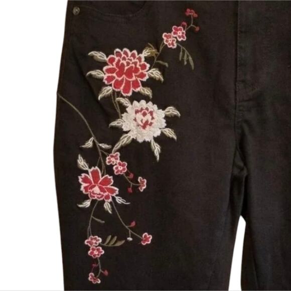 Sandpiper Women's Black Floral Embroidered‎ Stretch Ankle Jeans Size 12 New - Picture 6 of 12